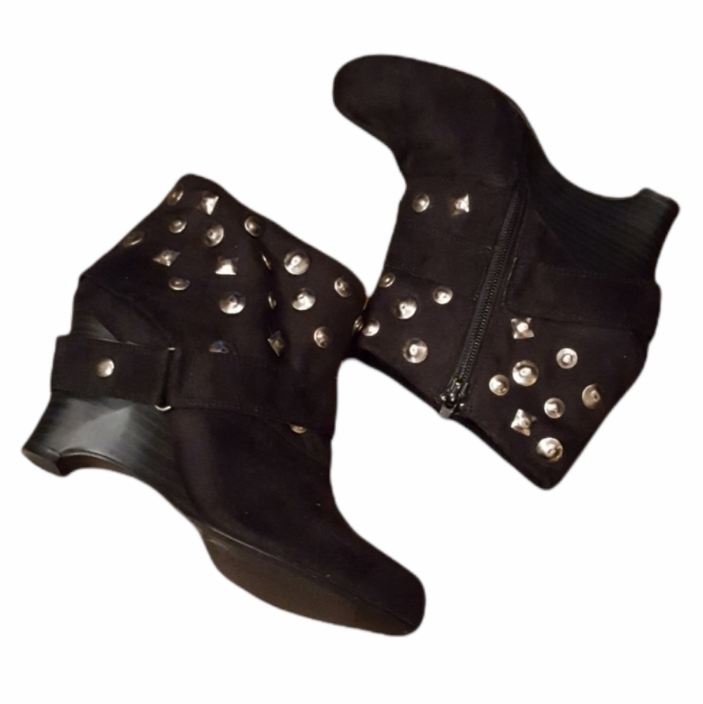 BKE Y2K Studded Wedge Heel Ankle Boots Black Faux‎ Suede